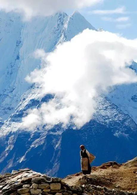 高原之巅,演员凝望西藏壮美风光